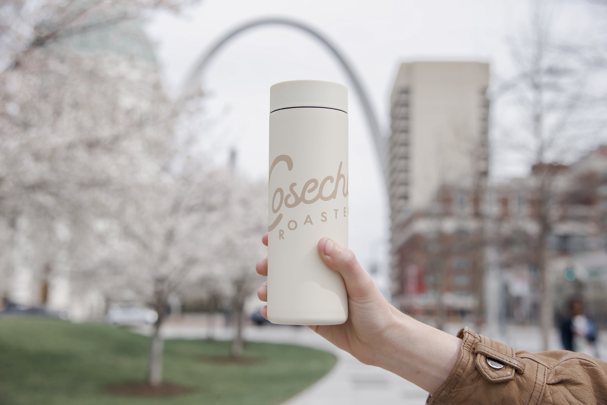 Person holding a La Cosecha branded Miir 360 Traveler