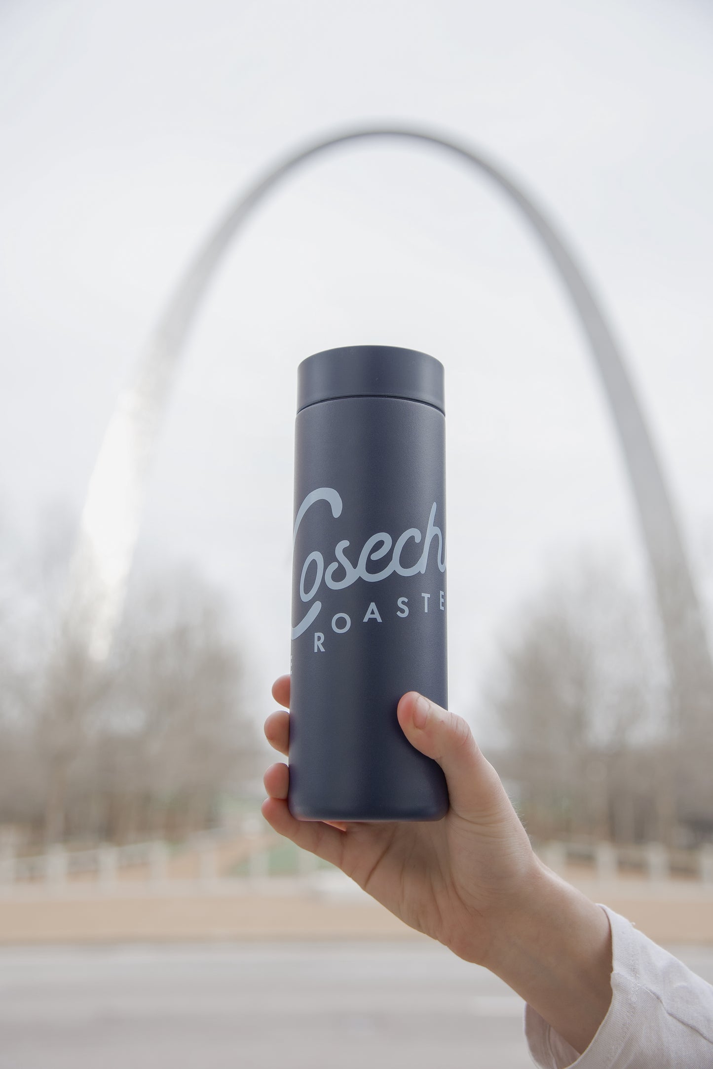 La Cosecha blue Miir 360 Traveler in front of the Gateway Arch.